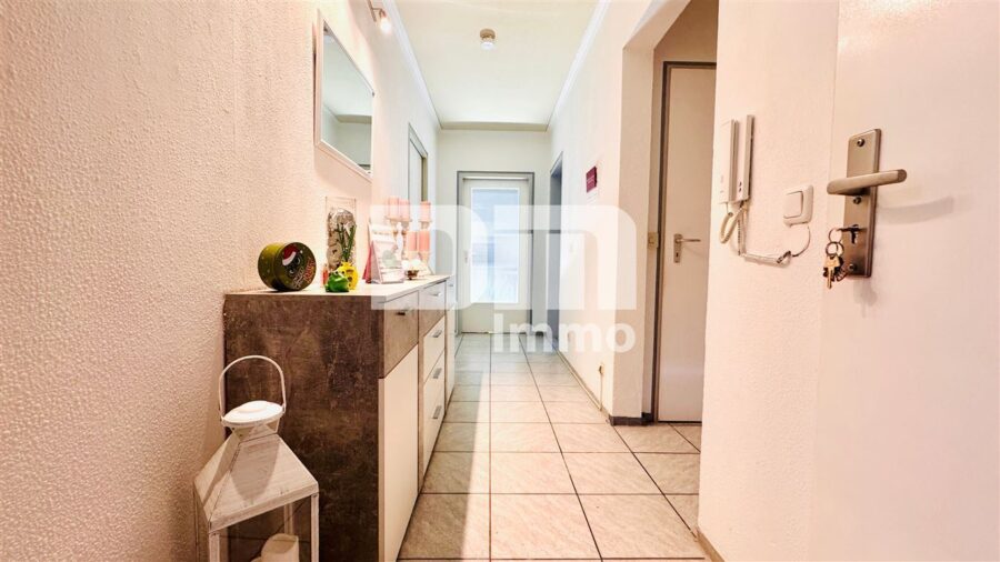 Modernisierte 3-Zimmerwohnung mit Balkon und fantastischem Panoramablick - Flur / Diele